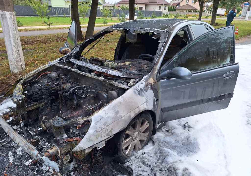 Загорелся автомобиль в Барановичах ул. Бадака МЧС